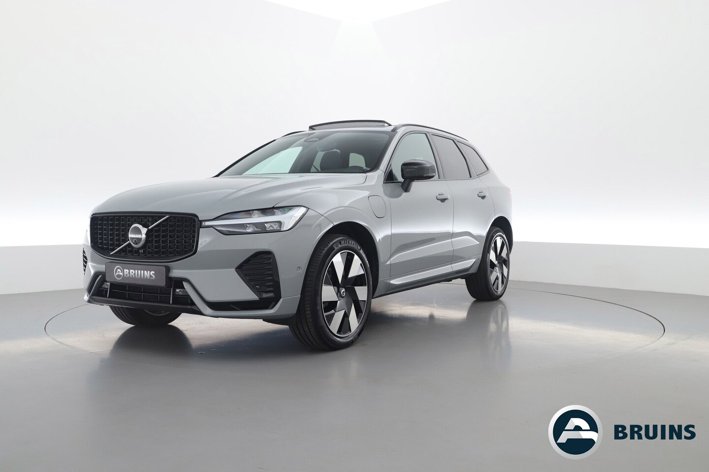 Volvo XC60 - 2.0 T8 Plug-in hybrid AWD Plus Dark | 360 Cam. | Vooruit, stuur, voorstoel achterbank verw - AutoWereld.nl