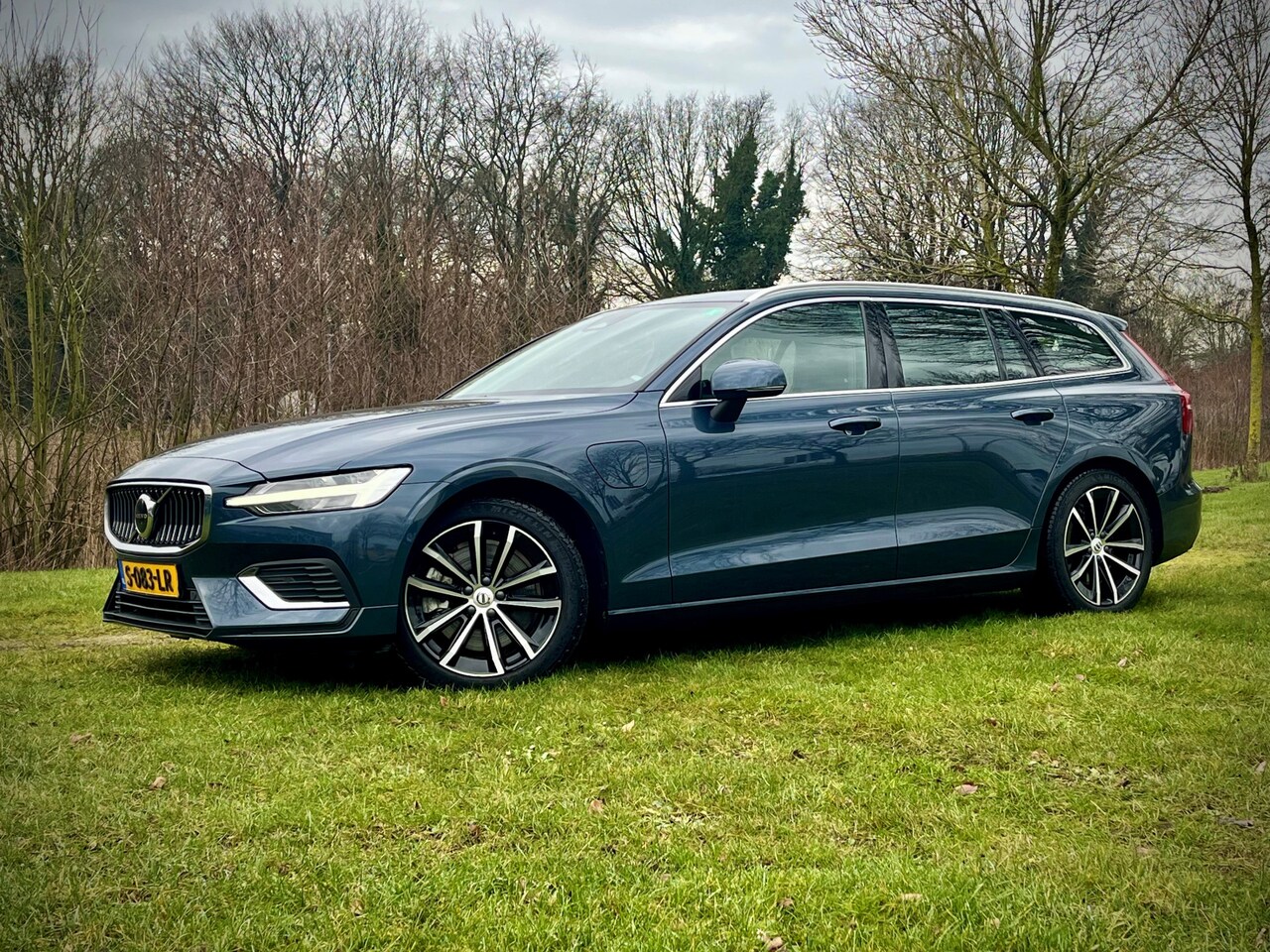 Volvo V60 - 2.0 T6 Plug-in hybrid AWD Essential Bright | Google | Trekhaak | DAB | - AutoWereld.nl