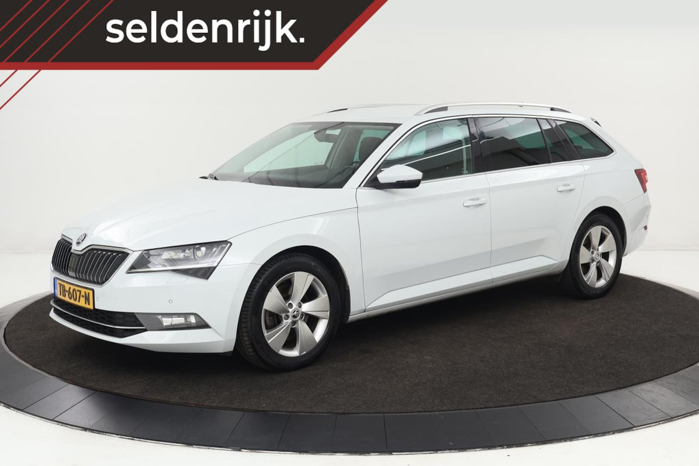 Skoda Superb - 1.6 TDI Ambition | Export Only | Trekhaak | Carplay | Xenon | Climate control | Navigatie - AutoWereld.nl