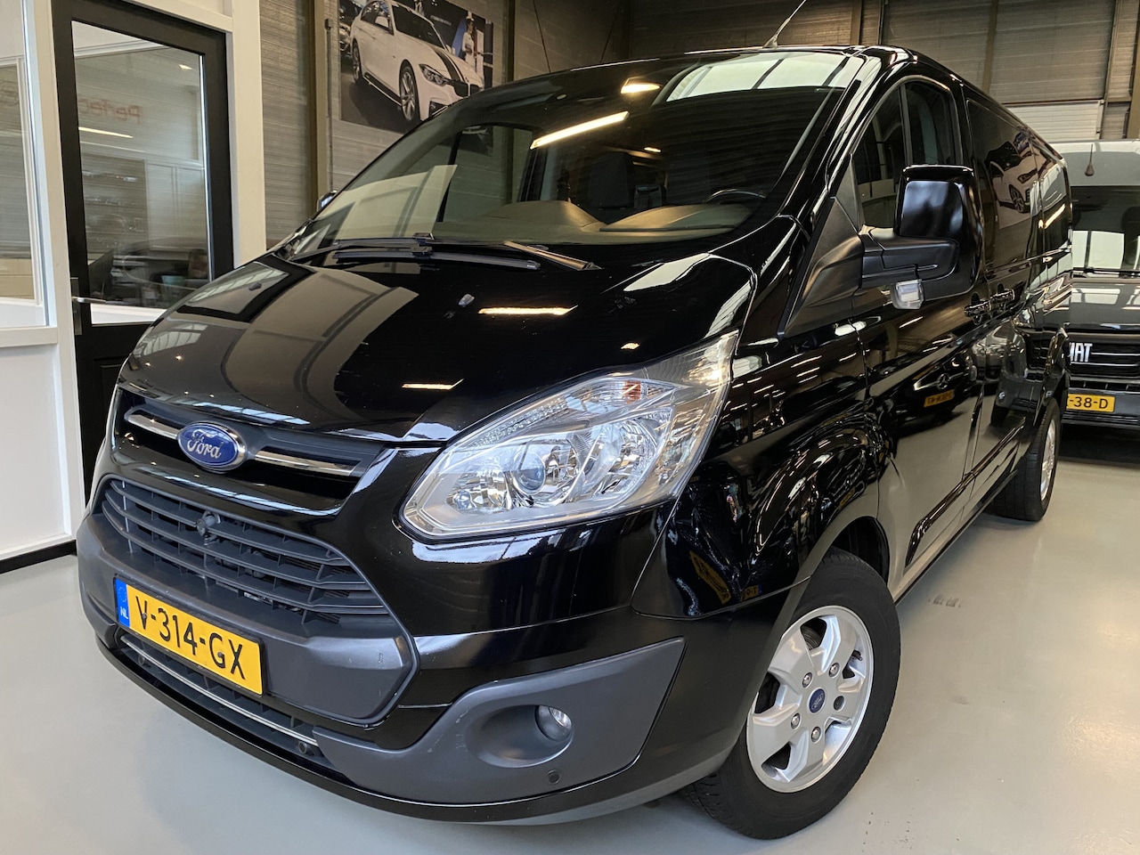 Ford Transit Custom - 290 2.0 TDCI L2H1 Limited DC Airco, Camera, Cruise, Navi - AutoWereld.nl