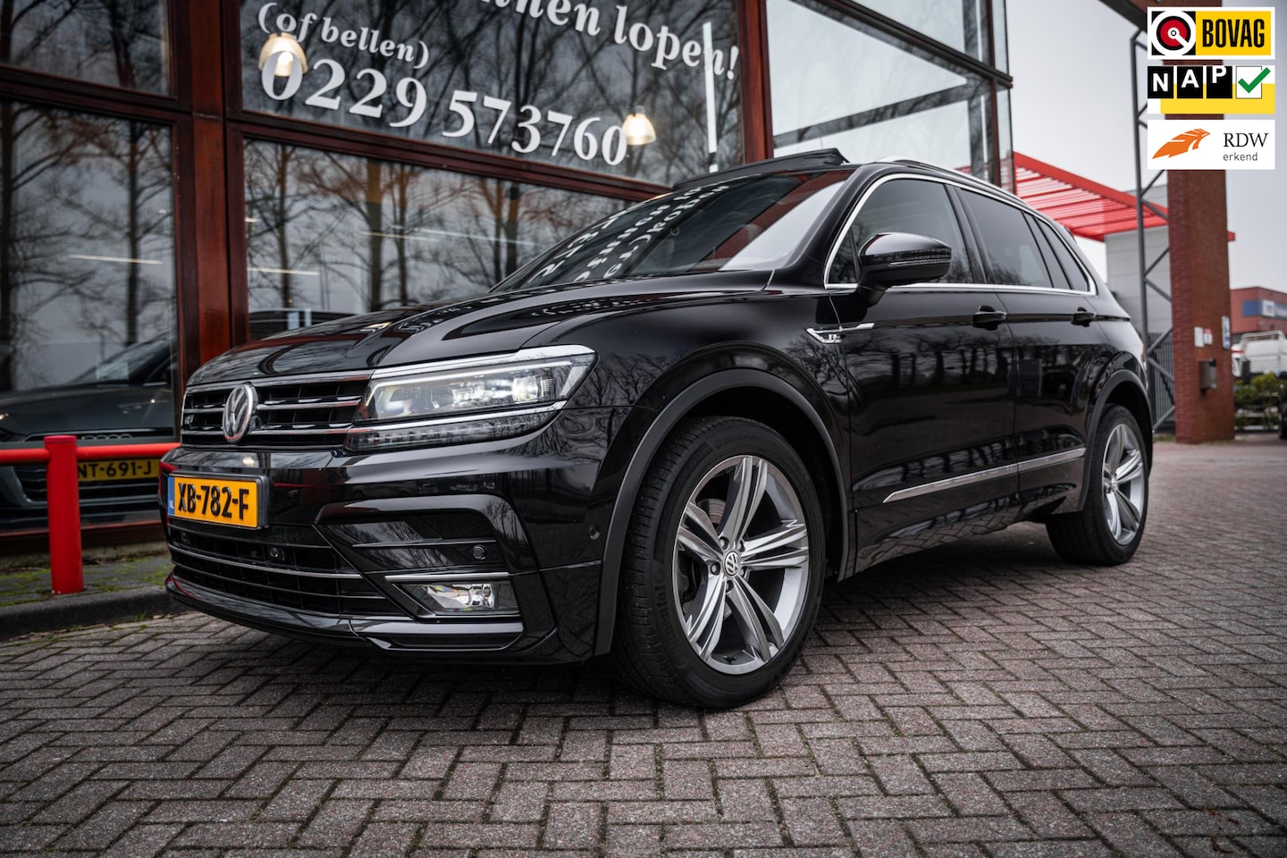 Volkswagen Tiguan - 1.4 TSI Highline|R-Line|Automaat|Panorama|Adaptieve cruise control|App-Connect|Parkeer cam - AutoWereld.nl