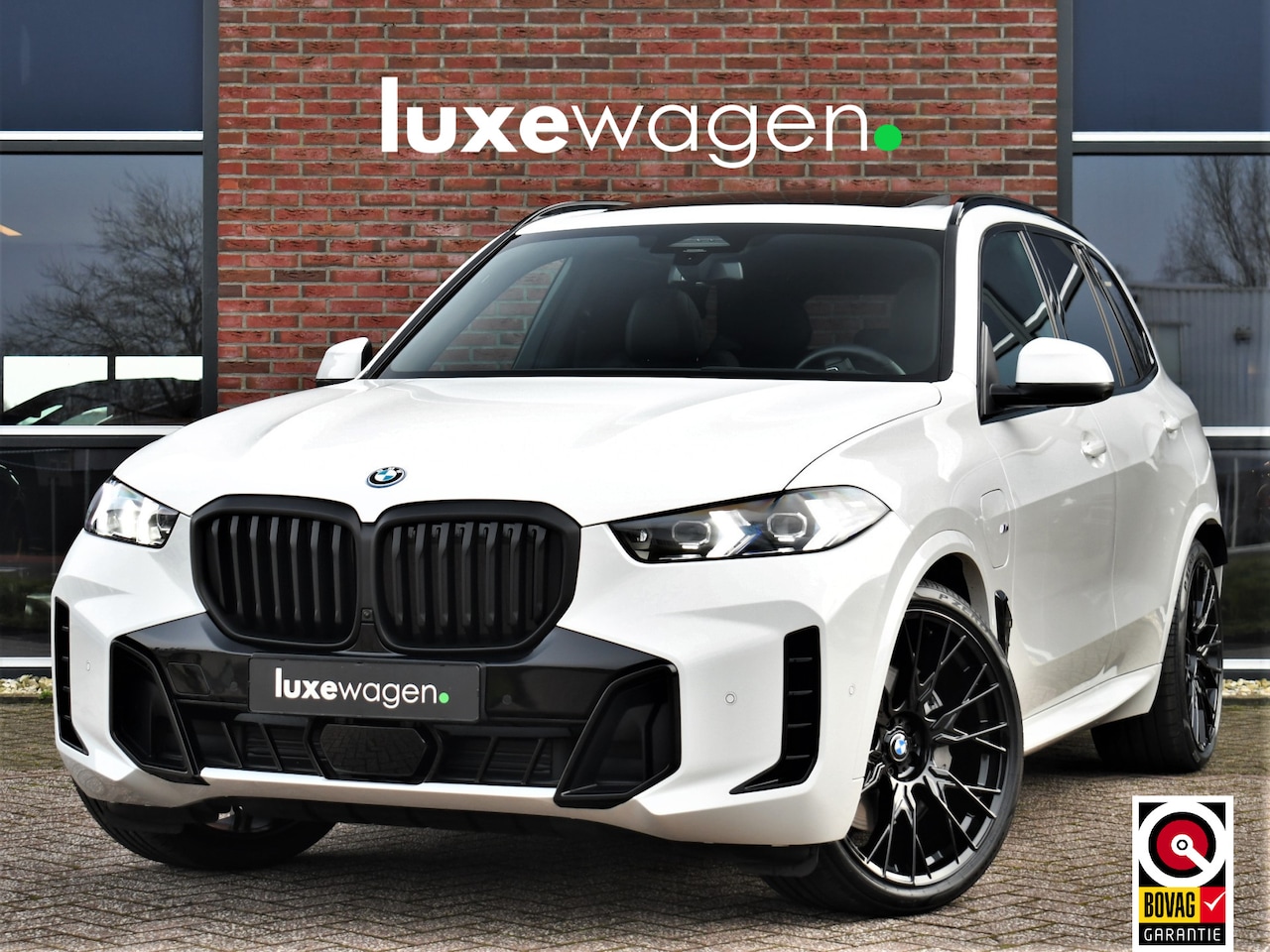 BMW X5 - xDrive50e M-Sport Pano Trekh 360 22inch H/K Soft-close Gesture - AutoWereld.nl