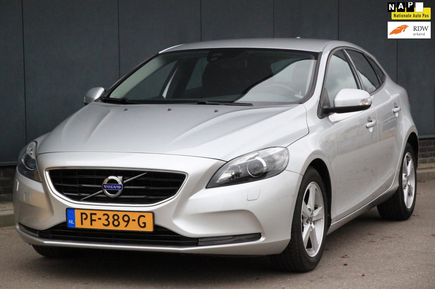 Volvo V40 - 1.6 D2 Momentum Xenon/Navigatie/Parkeersensor/Stoelverwarming - AutoWereld.nl