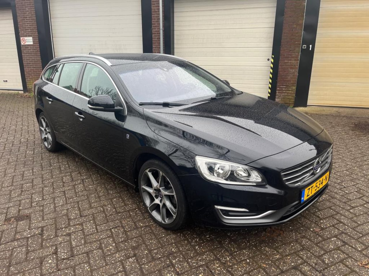 Volvo V60 - 2.0 D4 Ocean Race AUT / LEDER / CRUISE - AutoWereld.nl