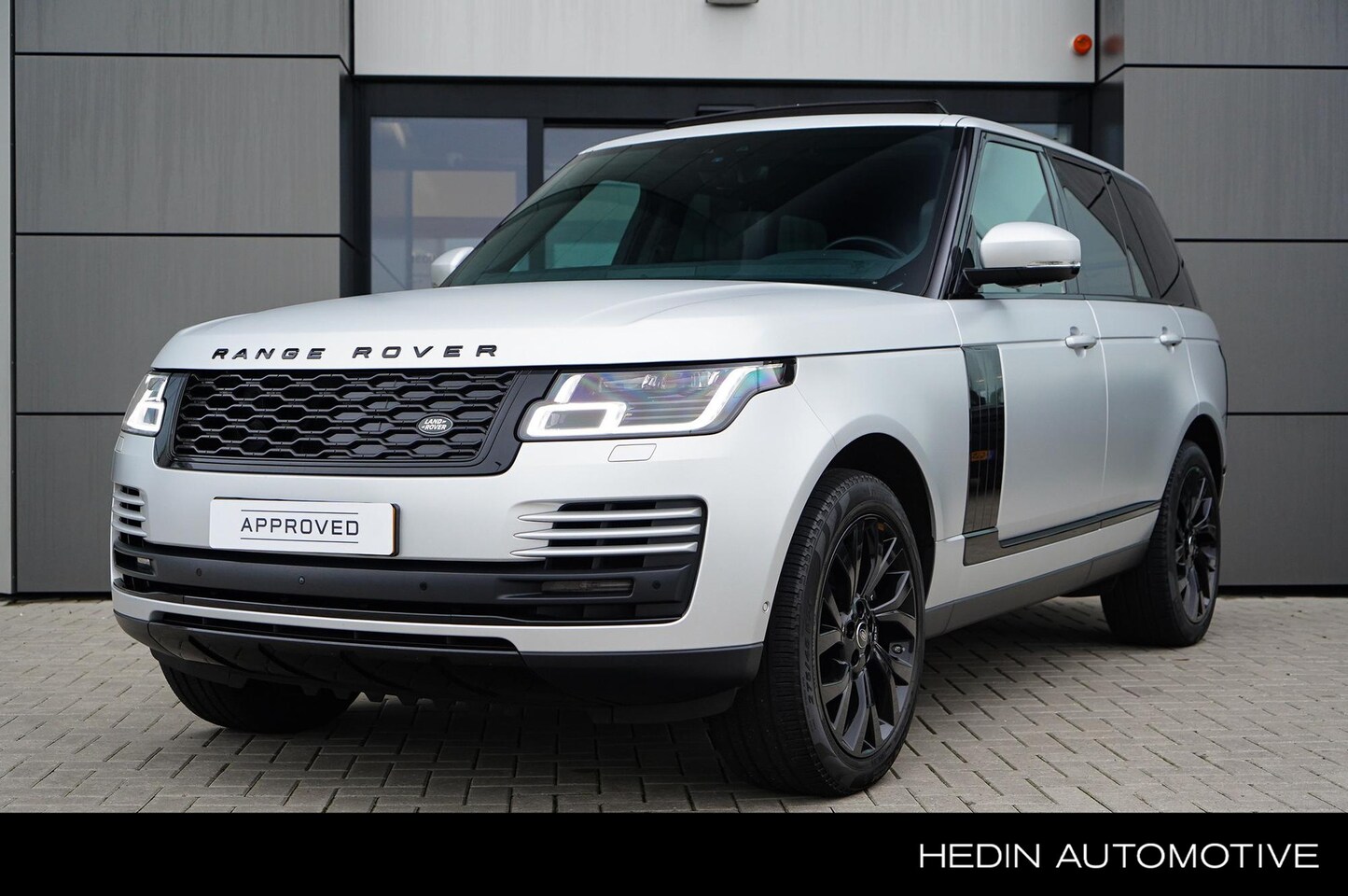 Land Rover Range Rover - 2.0 P400e Limited Edition | 2 jaar garantie | SVO Palette Silver | Black Pack | Schuifdak - AutoWereld.nl