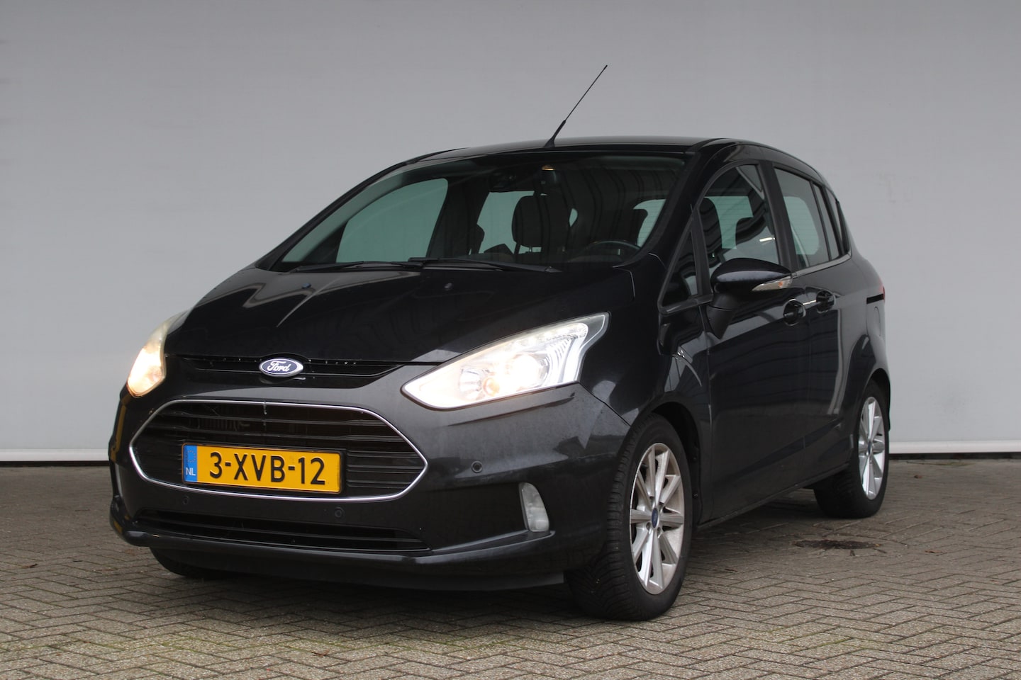 Ford B-Max - 1.0 EcoBoost Titanium | lichtmetalen velgen 16" | navigatiesysteem | trekhaak met afneemba - AutoWereld.nl