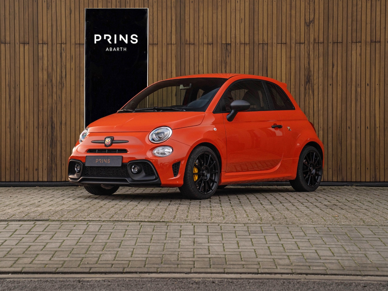 Fiat 500 Abarth - 695 Competizione 180pk | Racing Orange | Carbon Sabelt seats | CarPlay | Beats - AutoWereld.nl