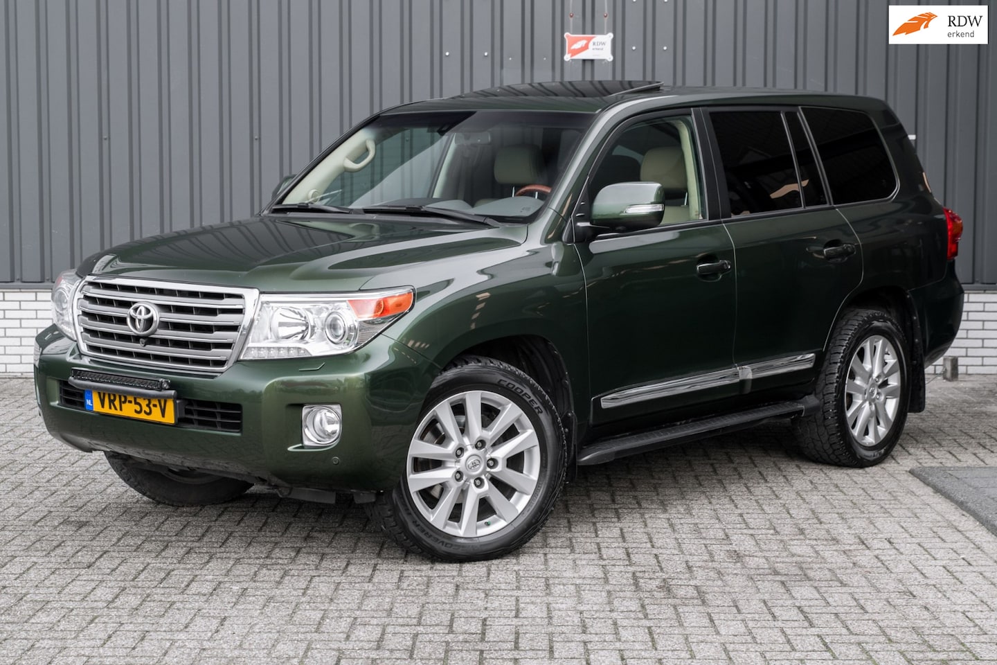 Toyota Land Cruiser V8 - 4.5 V8 D-4D VX High Roof Window Van 4.5 V8 D-4D VX High Roof Window Van - AutoWereld.nl