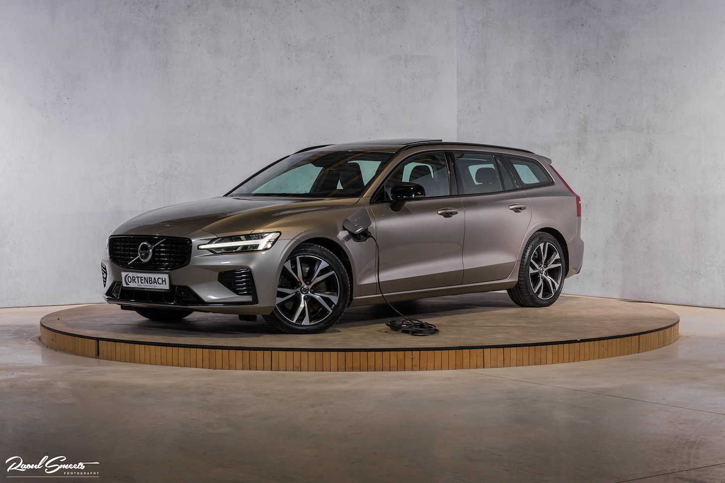 Volvo V60 - 2.0 T6 Recharge AWD R-Design | Zwenkbare trekhaak | Apple carplay | Panorama dak | Head up - AutoWereld.nl