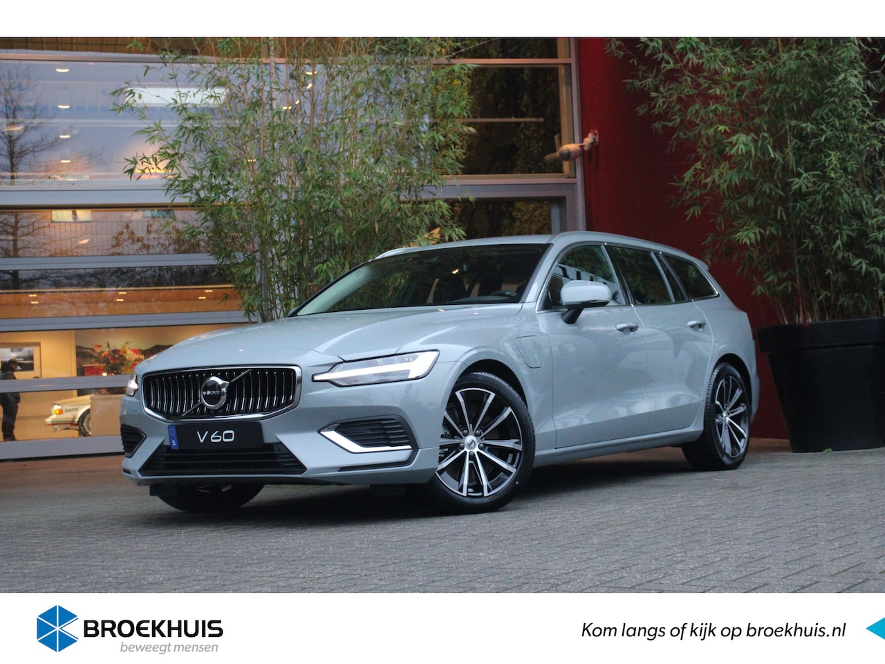 Volvo V60 - 2.0 T6 Plug-in hybrid AWD Essential Edition| Camera| Google navigatie | Standverwarming| 3 - AutoWereld.nl