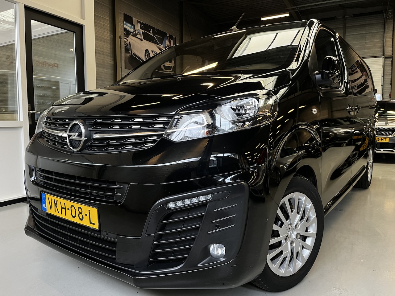 Opel Vivaro - 2.0 CDTI L3H1 DC Innovation Airco, Cruise, Navi, Headup display, 177pk - AutoWereld.nl