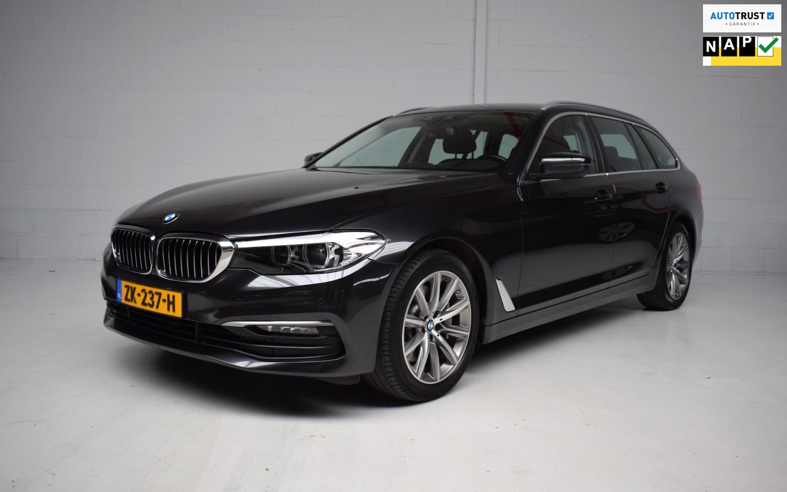 BMW 5-serie Touring - 530i 252PK AUT8 Executive Edition ORG.NED / LEER / AFN.TREKHAAK / 18INCH / SFEERVERLICHTIN - AutoWereld.nl