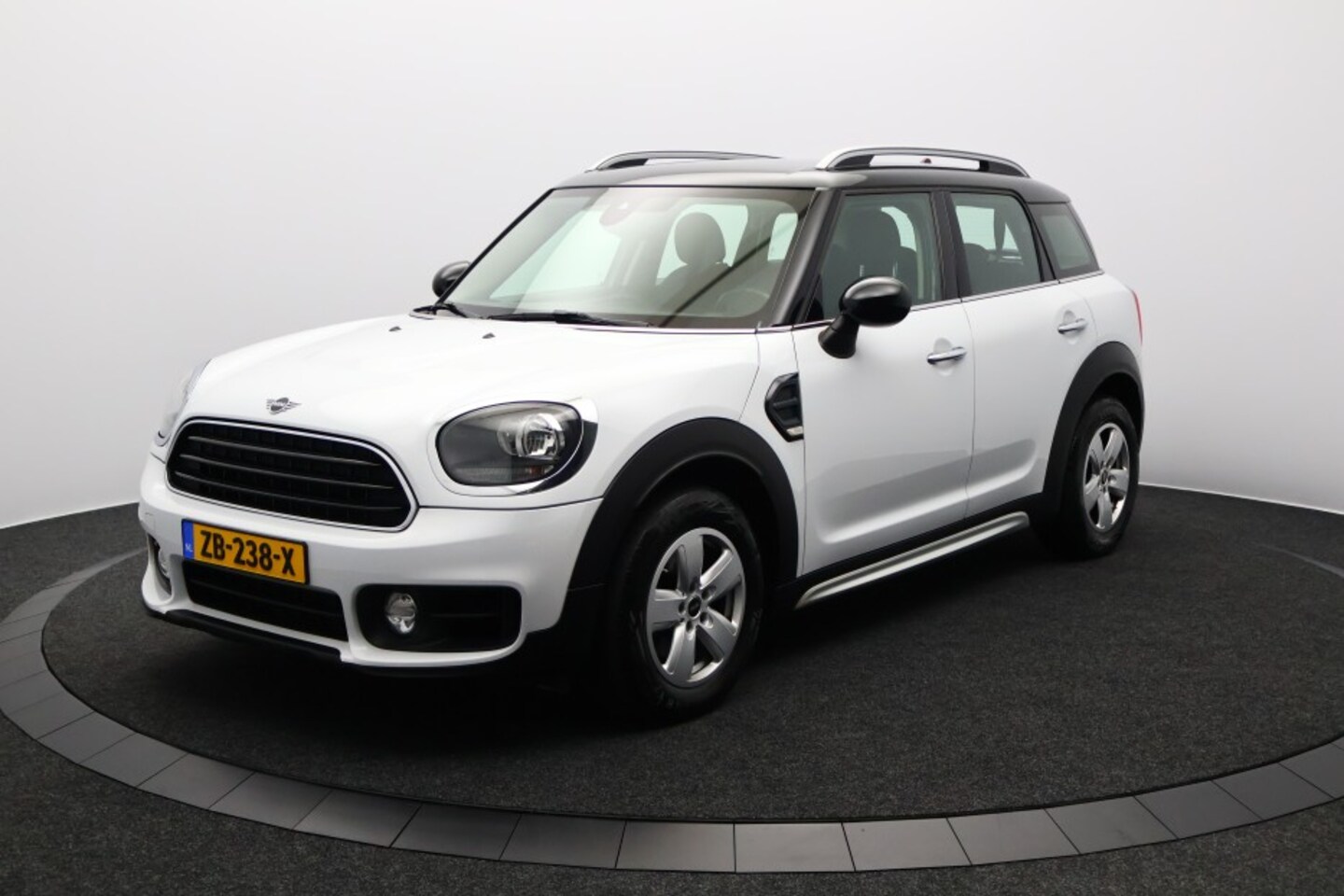 MINI Countryman - 1.5 Cooper | Cruise | 16'' Velgen | Navigatie | Two-Tone | Airco - AutoWereld.nl