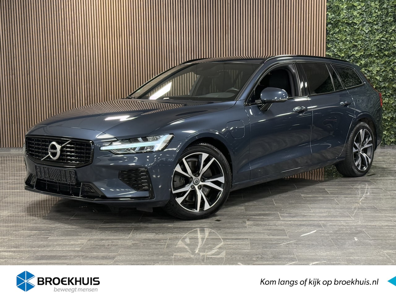 Volvo V60 - T6 AWD Recharge R-Design | Stoel en Stuurwielverwarming | Parkeercamera | BLIS Dode Hoek D - AutoWereld.nl