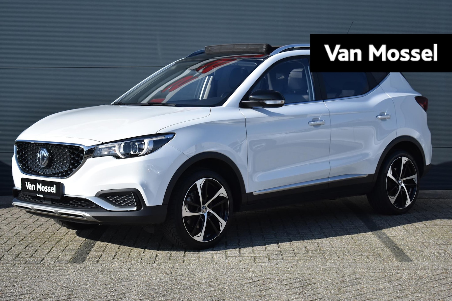 MG ZS - EV Luxury 45 kWh 143pk | Leder | Panorama-dak | Stoelverwarming | Navigatie | Apple Carpla - AutoWereld.nl