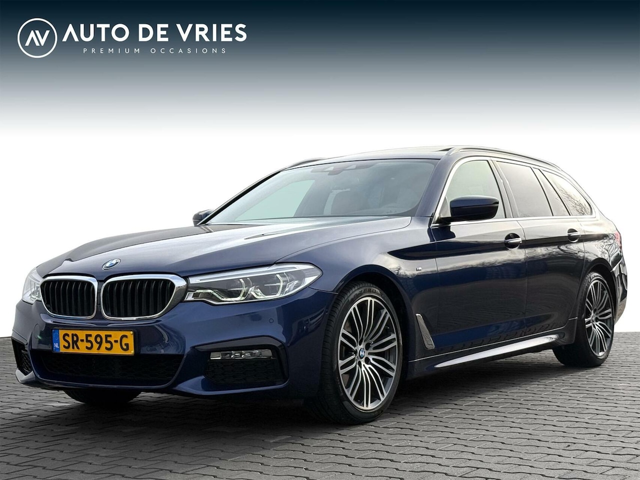 BMW 5-serie Touring - 520i 184pk High Executive M-Sport | Panoramadak | Leder | Harman/Kardon | Trekhaak - AutoWereld.nl