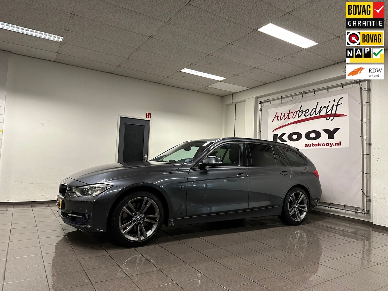 BMW 3-serie Touring - 328i Upgrade Edition * Automaat / Panoramadak / Leder / 18" LM Velgen / NL Auto * - AutoWereld.nl