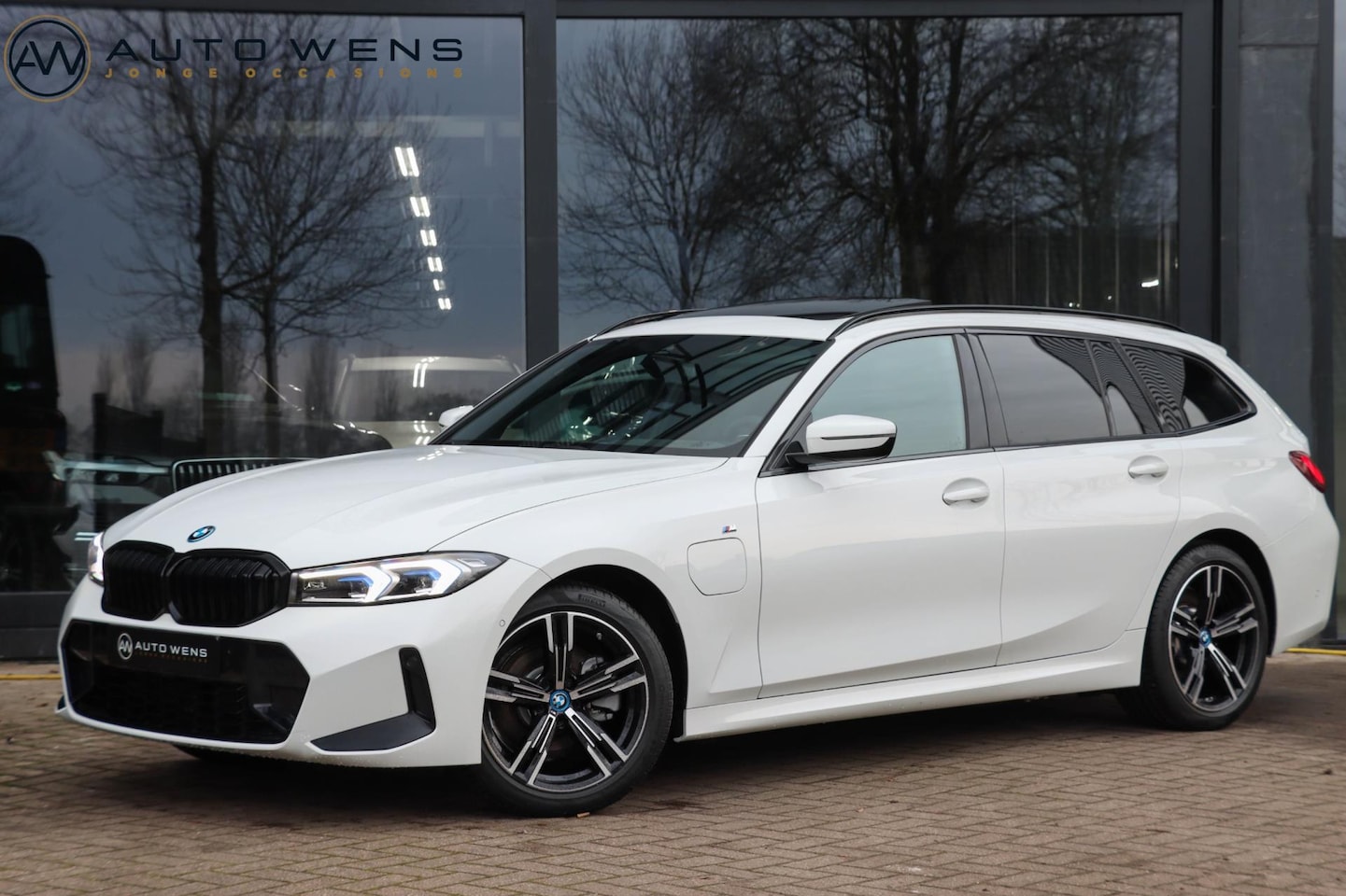 BMW 3-serie Touring - 330e M Sport | Panoramadak | Memory | Trekhaak | Head up - AutoWereld.nl