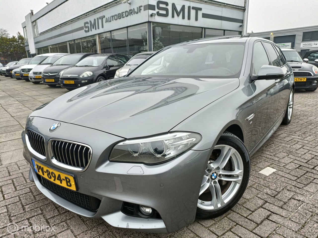 BMW 5-serie Touring - 530d M-Sport/Leder/Trekhaak/Camera/Pano. - AutoWereld.nl