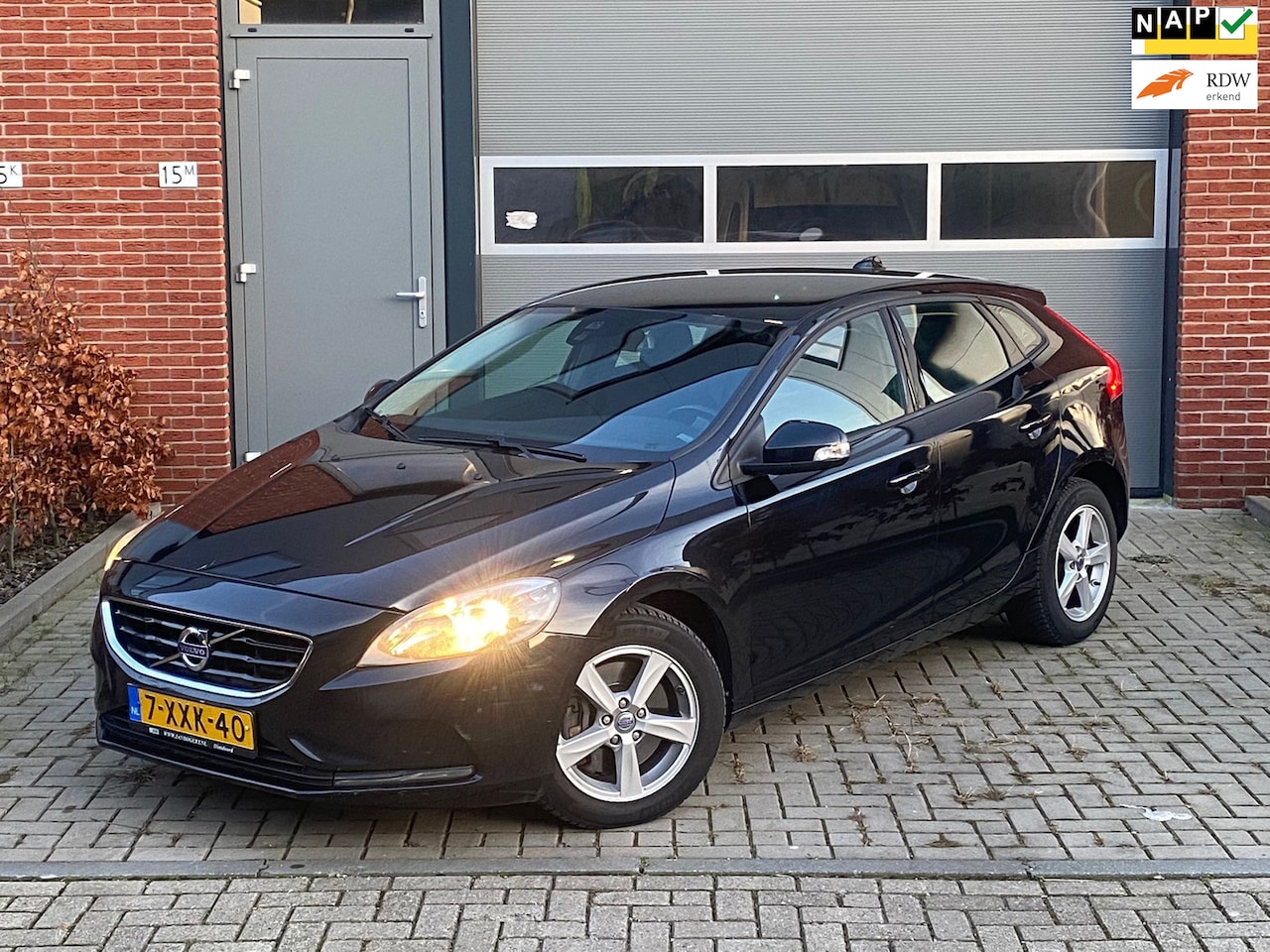 Volvo V40 - 2.0 D4 Momentum Business 2.0 D4 Momentum Business - AutoWereld.nl