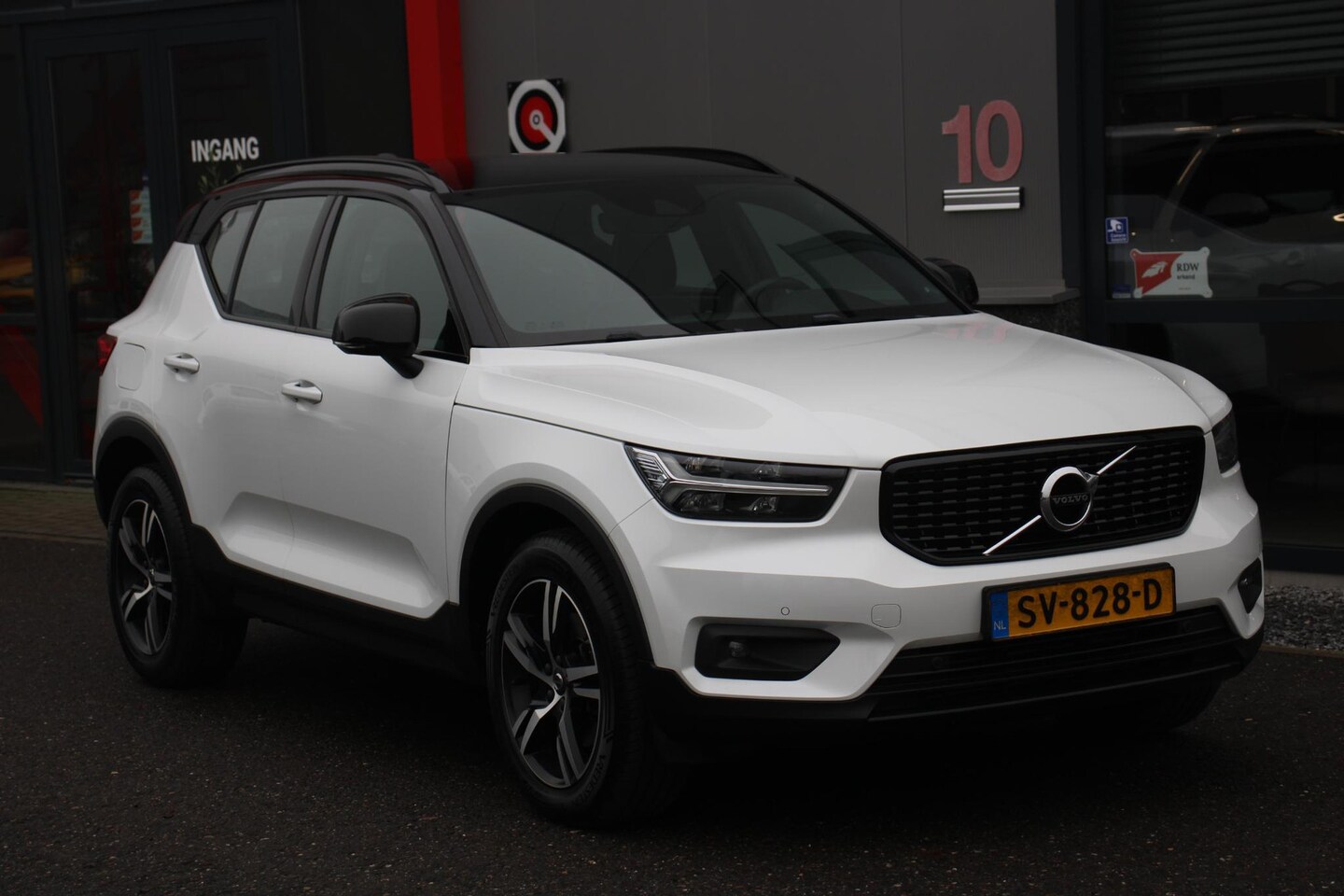 Volvo XC40 - 2.0 T4 R-Design 2.0 T4 R-Design 190PK, Winterpakket, Trekhaak - AutoWereld.nl