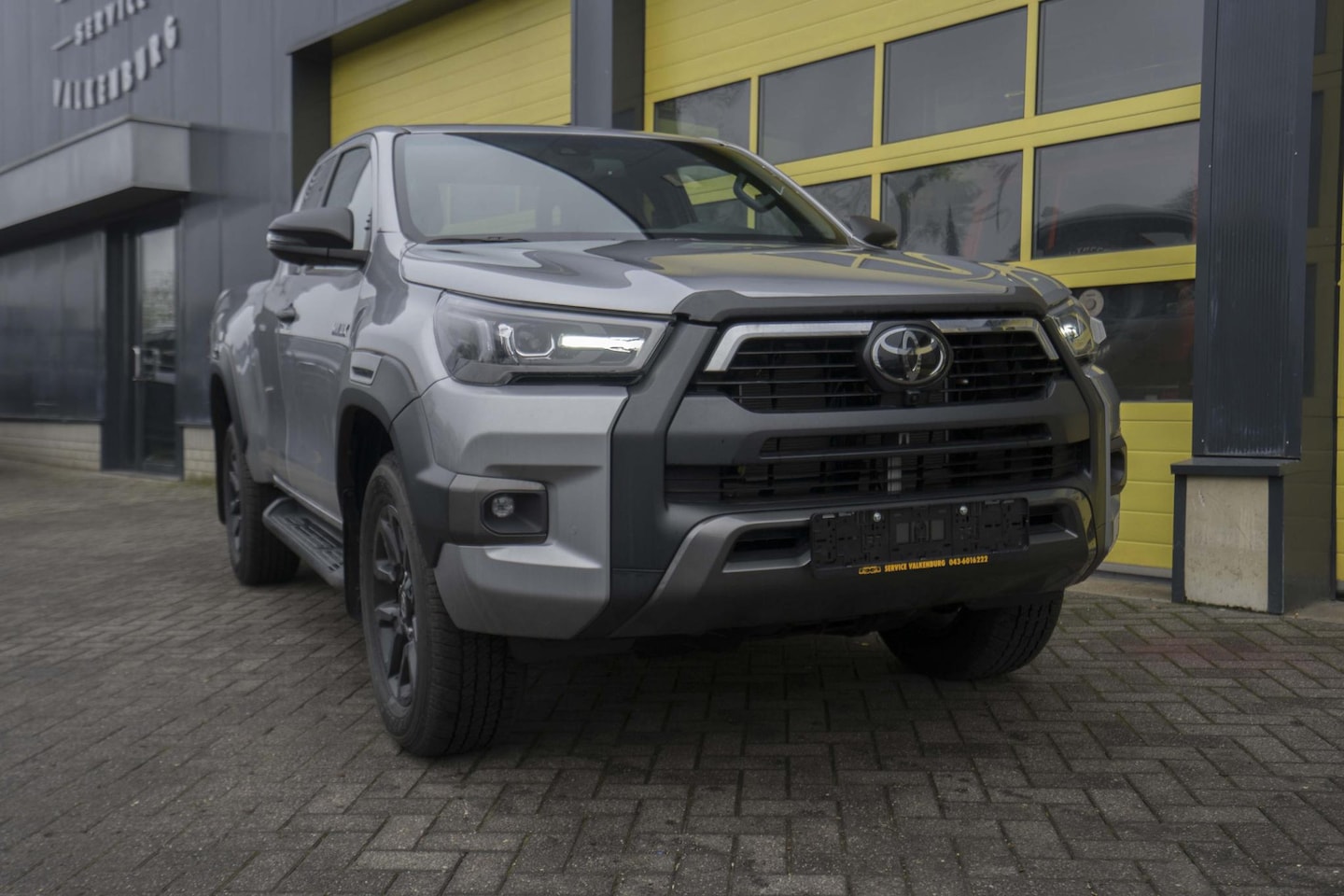 Toyota HiLux - 2.8 D-4D Xtra Cab Invincible MY 2025 BPM VRIJ !! - AutoWereld.nl