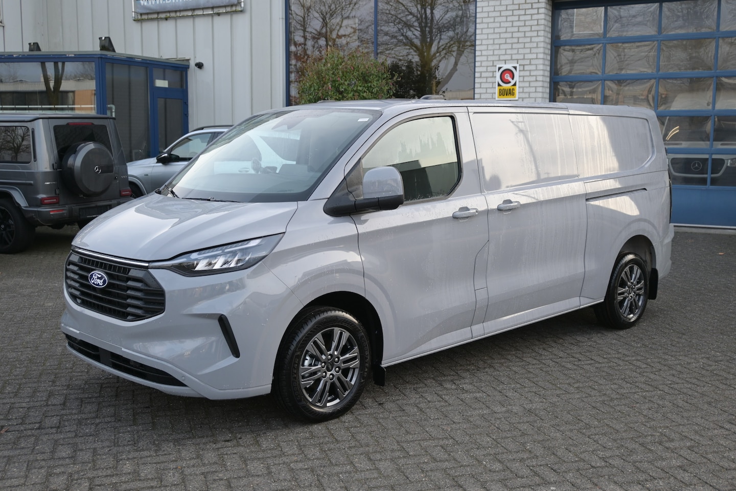 Ford Transit Custom - 320L L2 2.0 TDCI 170 pk Limited 2 Schuifdeuren, ACC, LED, Trekhaak 2500 kg - AutoWereld.nl