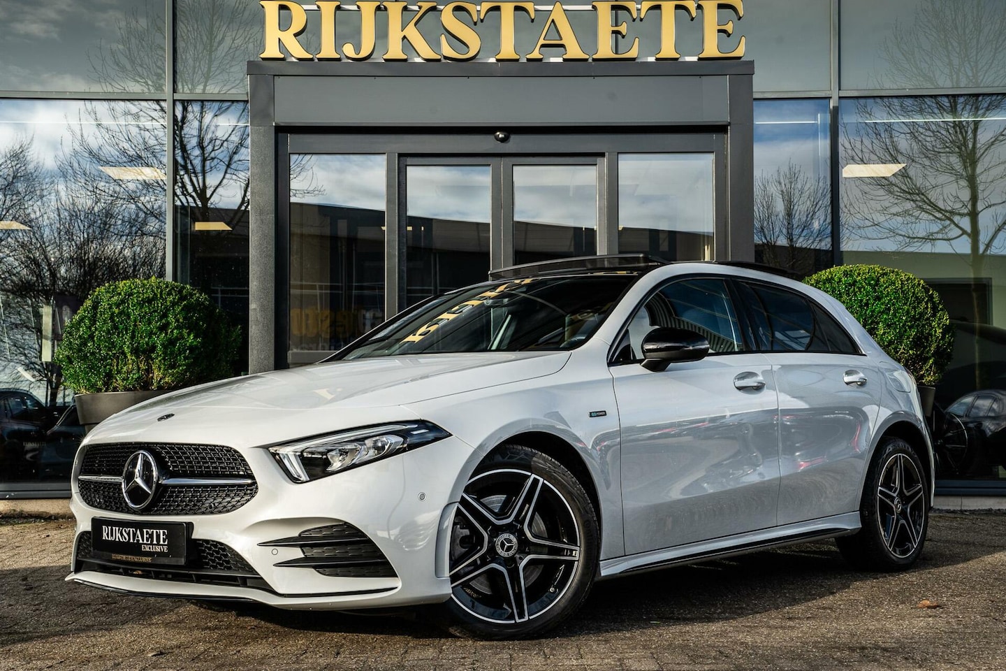 Mercedes-Benz A-klasse - A250e AMG|PANO|18''|SFEERV.|KEYLESS|CAMERA - AutoWereld.nl