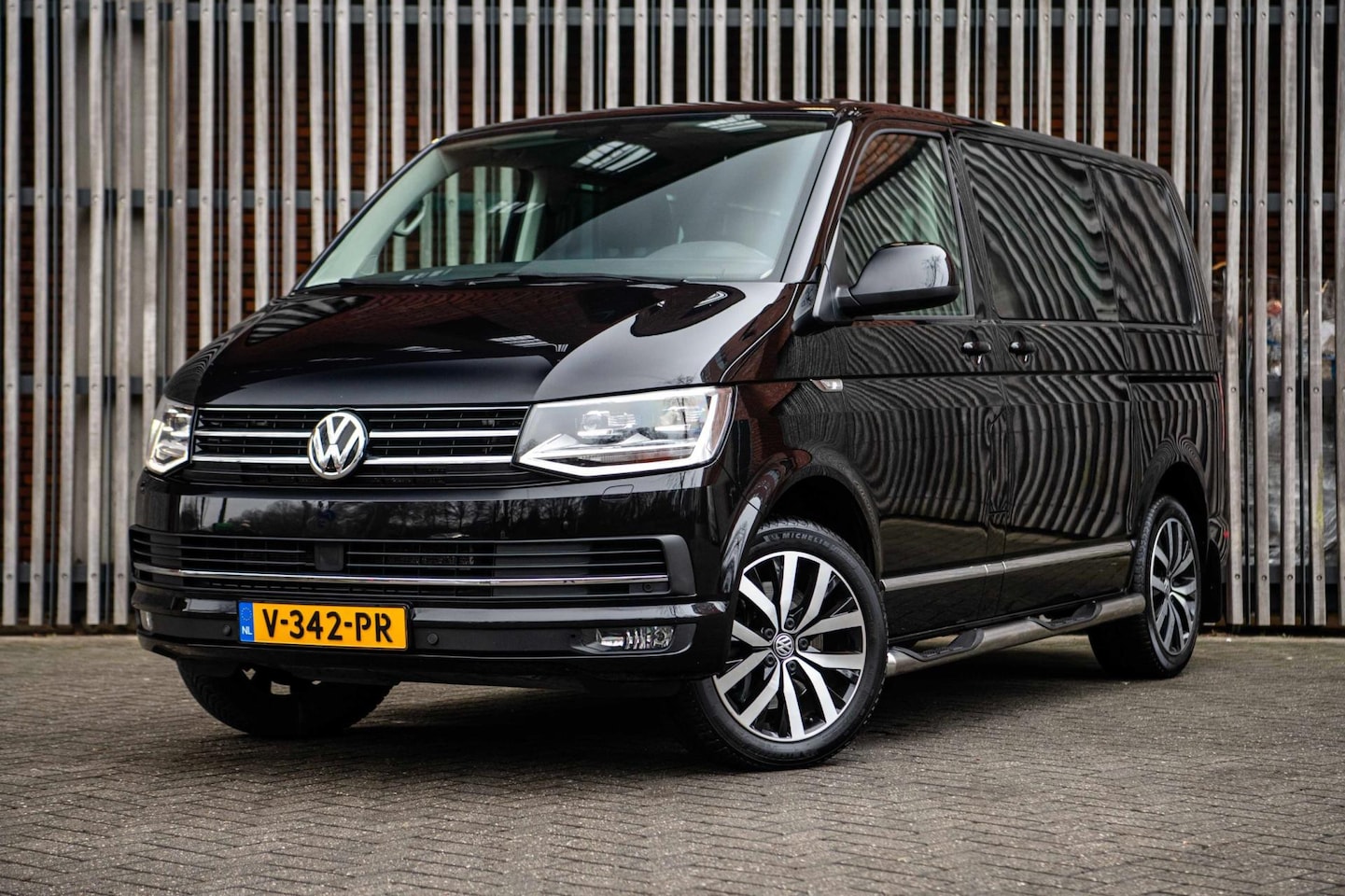 Volkswagen Transporter Caravelle - 2.0 TDi AUT. L1 5-Pers. Caravelle |LED|Leder|Elektr.Deuren|18''|Camera|ClimateControl|Stoe - AutoWereld.nl