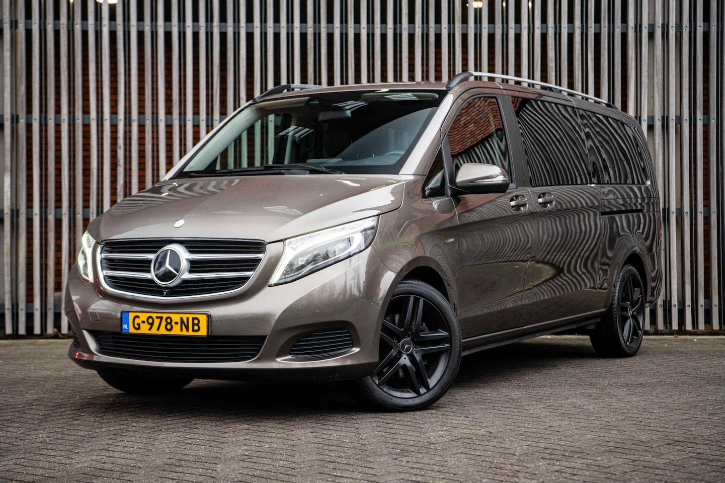 Mercedes-Benz V-klasse - V250d 4-MATIC XL 7-Persoons |MARGE| Leder|LED|ACC|360-Cam|18''|Elektr.Deuren+Klep|ClimateC - AutoWereld.nl