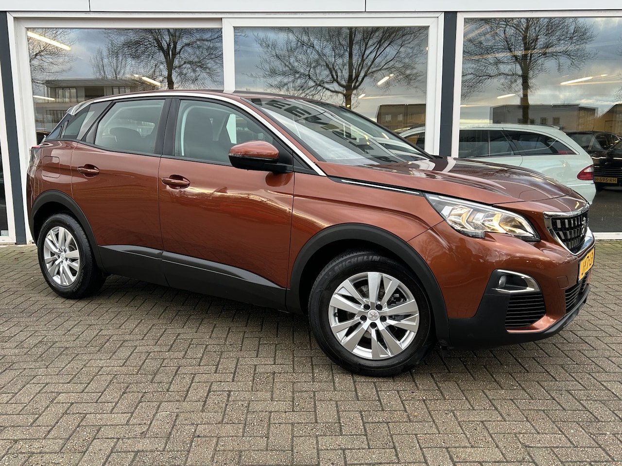 Peugeot 3008 - 1.2 PureTech Active 50% deal 8.475,- ACTIE Automaat / Trekhaak / Carplay / Clima / Cruise - AutoWereld.nl