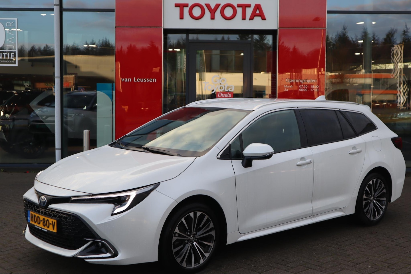 Toyota Corolla Touring Sports - 1.8 HYBRID STYLE APPLE/ANDROID STOEL+STUURVERW. EL-ACHTERKLEP HALF-LEDER LED 17"LMV KEYLES - AutoWereld.nl