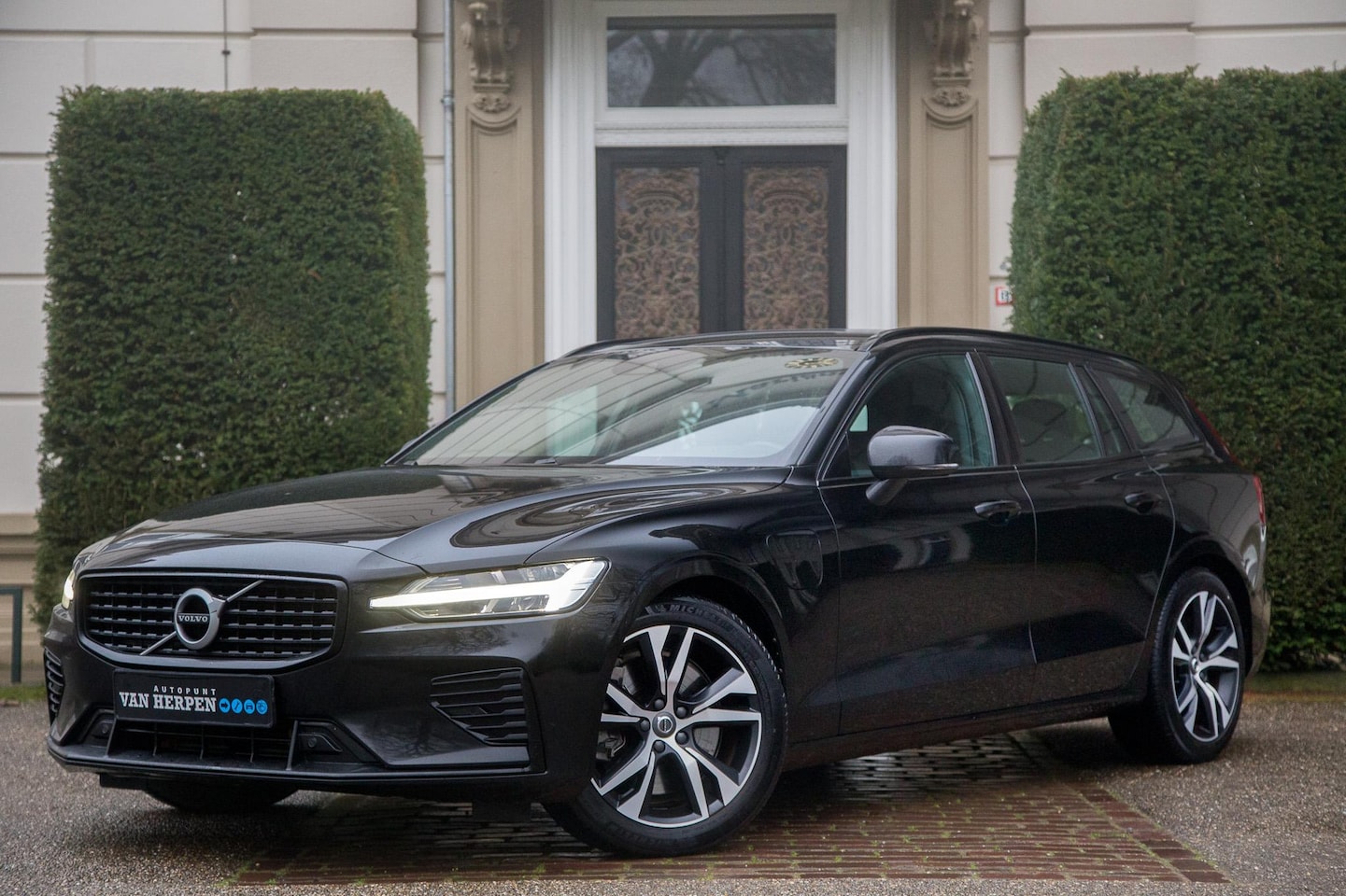 Volvo V60 - 2.0 T6 Recharge AWD R-Design Pilot Assist | BLIS | Stuur- en stoelverw | 1e eign - AutoWereld.nl