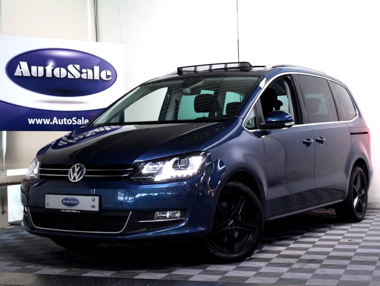 Volkswagen Sharan - 2.0 TSI DSG 221pk Highline 7p PANO LEDER DYNAUD XENON '17 - AutoWereld.nl