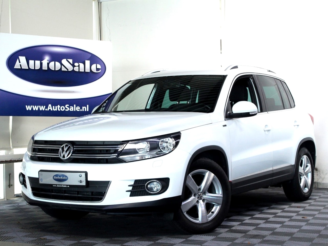 Volkswagen Tiguan - 1.4 TSI DSG Sport&Style 2eEIG NAV BT CAM STOELVW ECC '15 - AutoWereld.nl