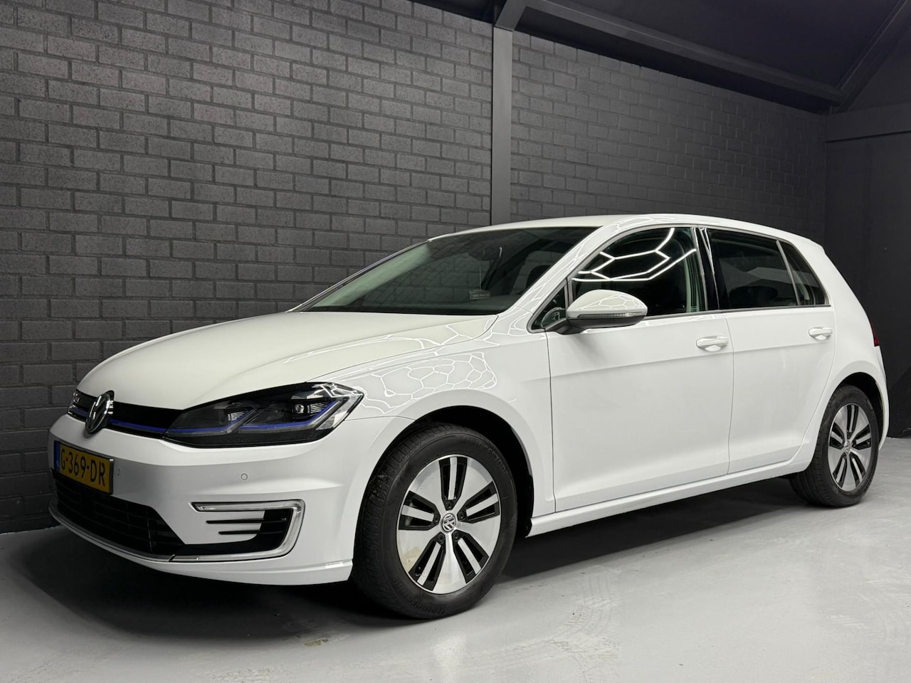 Volkswagen e-Golf - E-Golf CAMERA | 1STE EIGENAAR | PDC | CRUISE | CARPLAY | NAVI | NWE APK - AutoWereld.nl