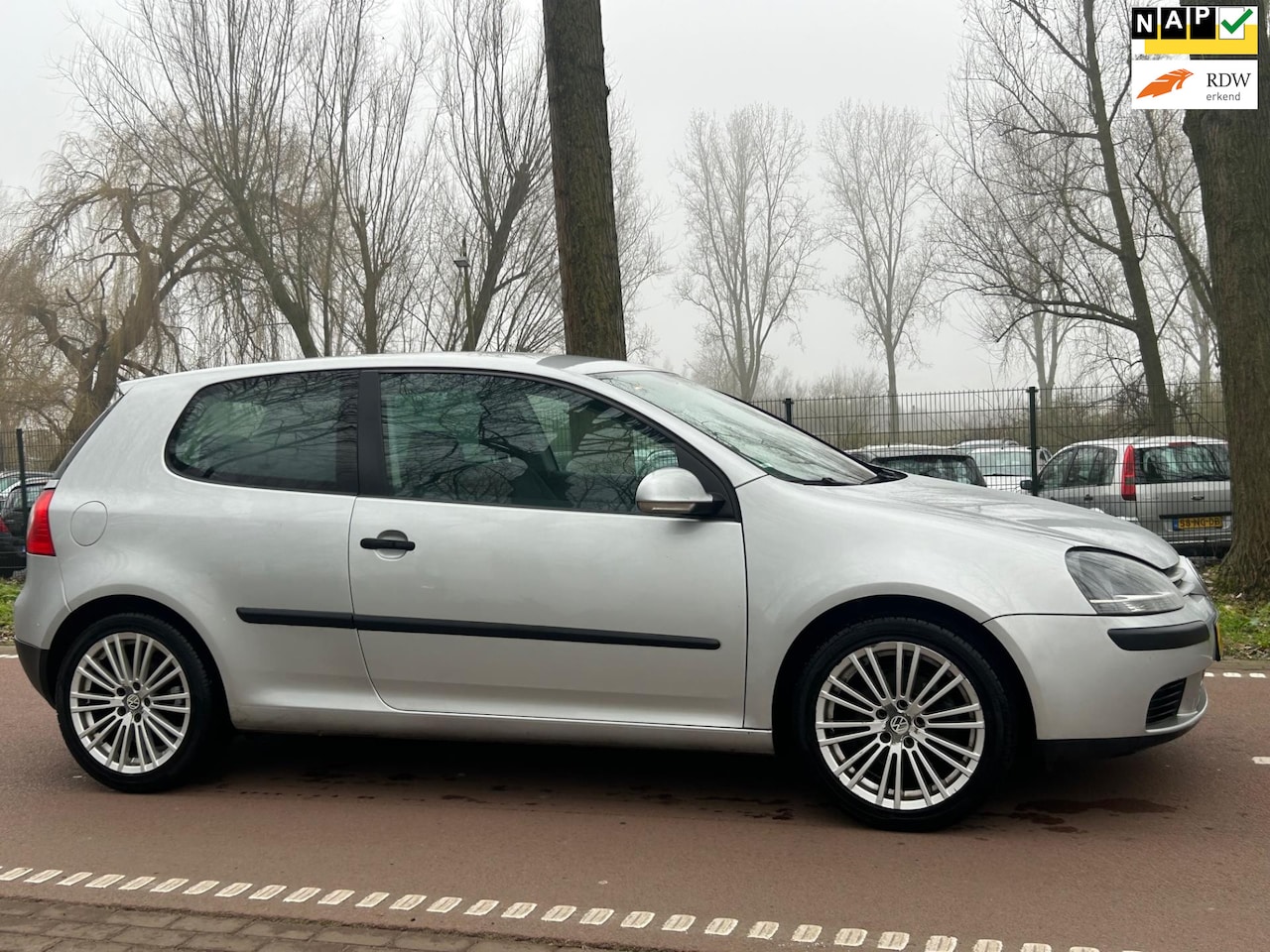 Volkswagen Golf - 1.6 FSI Comfortline AIRCO!6BAK!R32!KOOPJE! - AutoWereld.nl