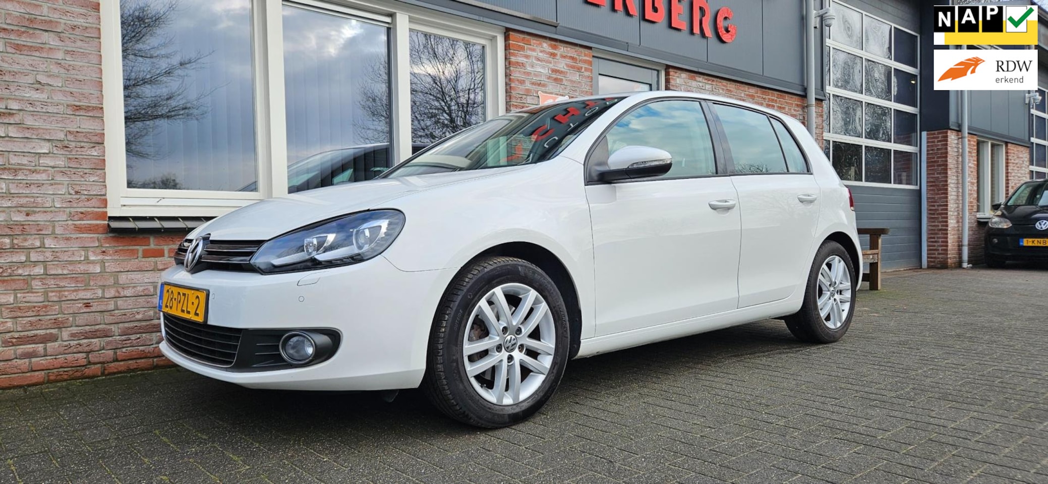 Volkswagen Golf - 1.4 TSI Highline Xenon! LED! Trekhaak! Nette/Mooie Auto! Navigatie! - AutoWereld.nl