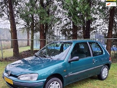 Peugeot 106 - 1.4 Accent automaat, stuurbekrachtiging, nieuwe A.P.K