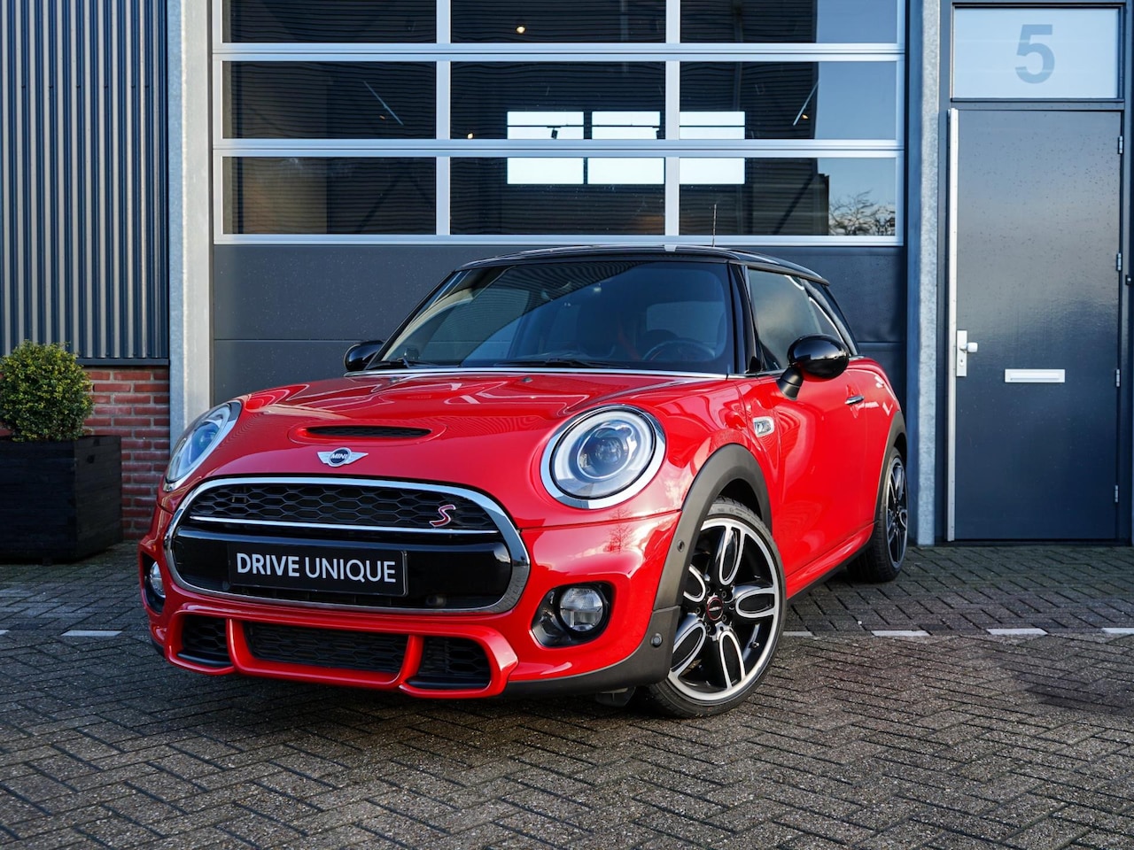 MINI Cooper S - Mini 2.0 Chili Serious Business, JCW optiek, Harman/Kardon, Kuipstoelen, Camera, Keyless - AutoWereld.nl