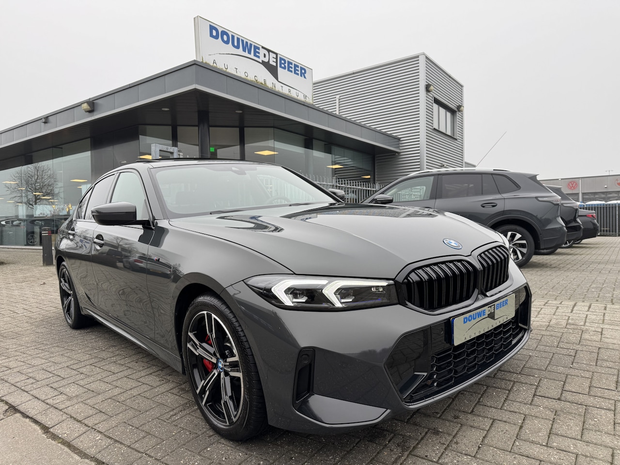 BMW 3-serie - 320e M-sport Pro Schuifdak | Dravit Grau | Carbon Int. | Harman Kardon | Adapt. LED - AutoWereld.nl