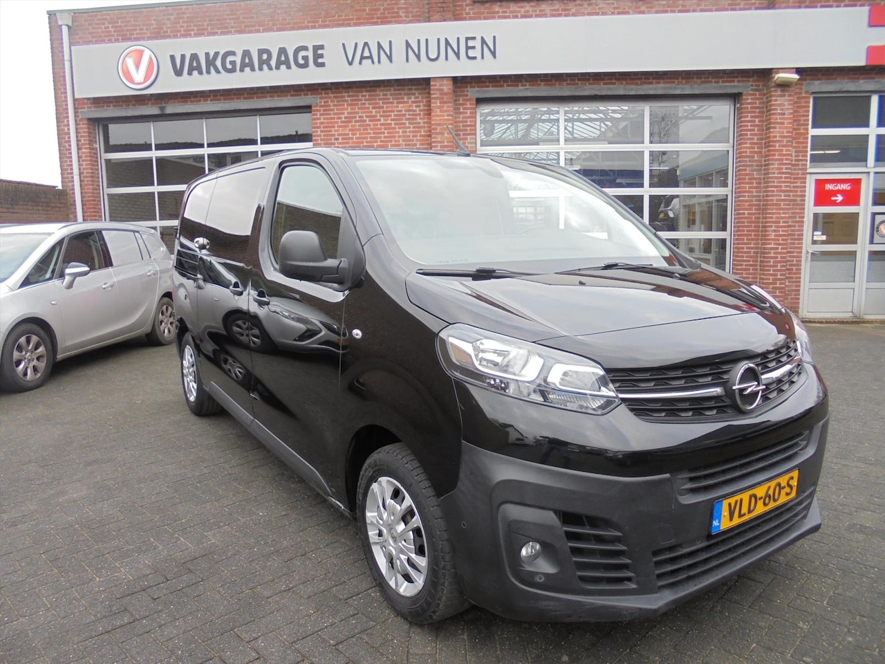 Opel Vivaro - 2.0 Diesel 122pk L2-H1 3Pers||Trekhaak||PDC||Navi||Rijklaar|| - AutoWereld.nl