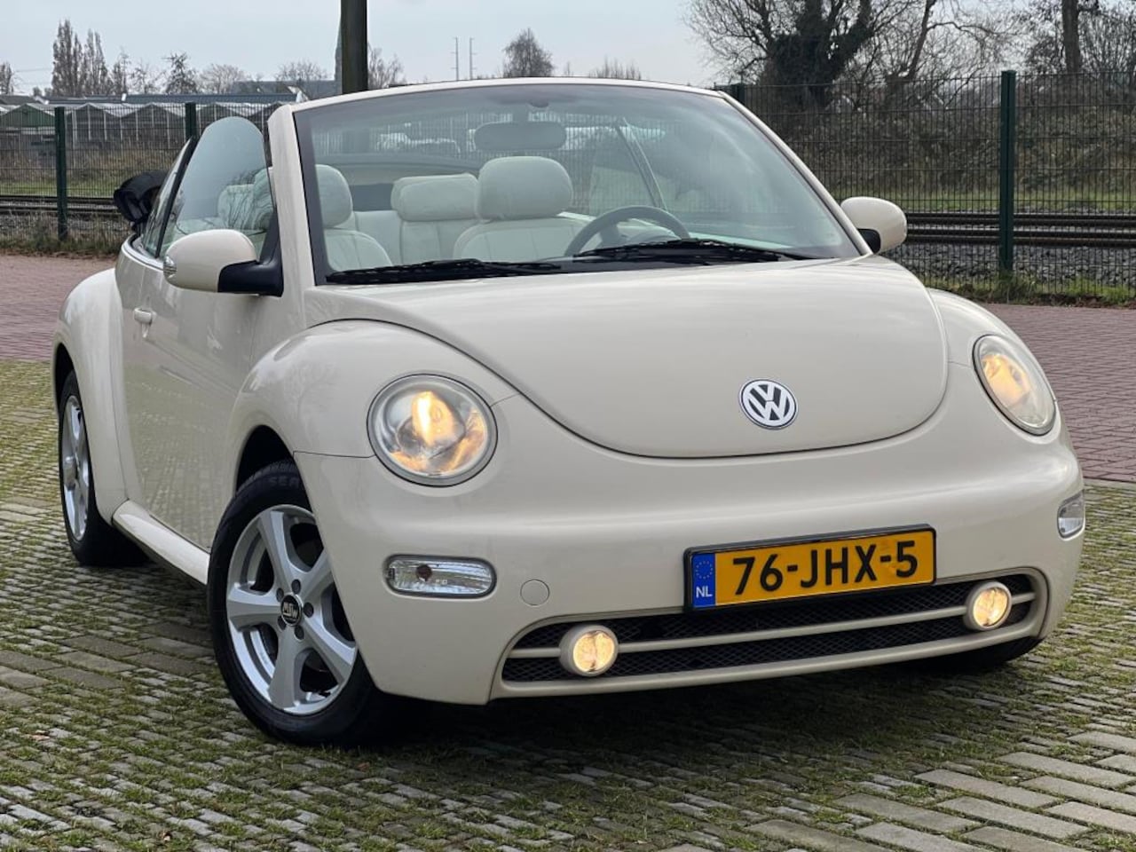 Volkswagen New Beetle Cabriolet - 2.0 85 KW | Leer | Airco + El.Kap | Incl.nieuwe APK - AutoWereld.nl