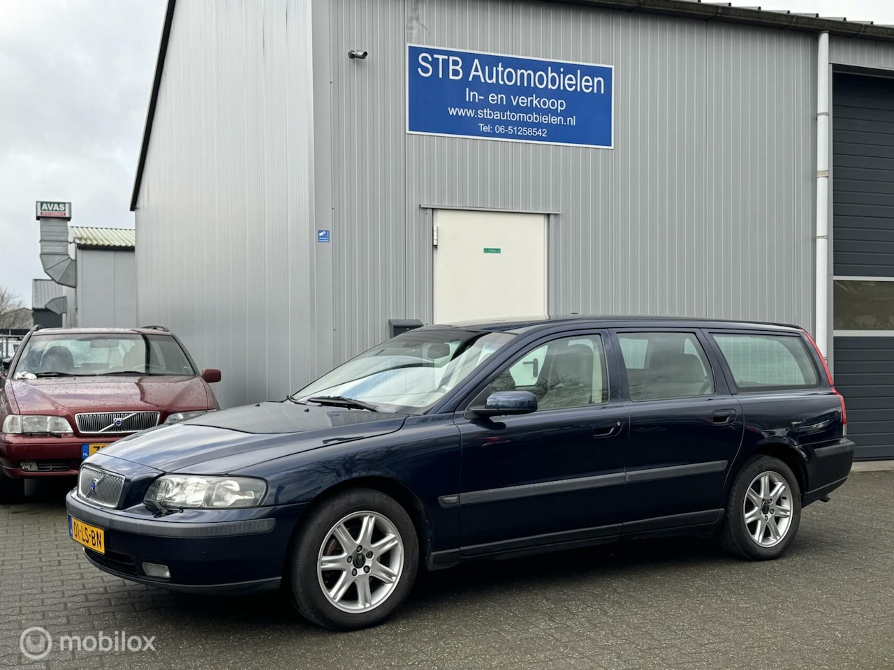 Volvo V70 - 2.4 Comfort Line 2.4 Comfort Line, Volledig dealer onderhouden - AutoWereld.nl