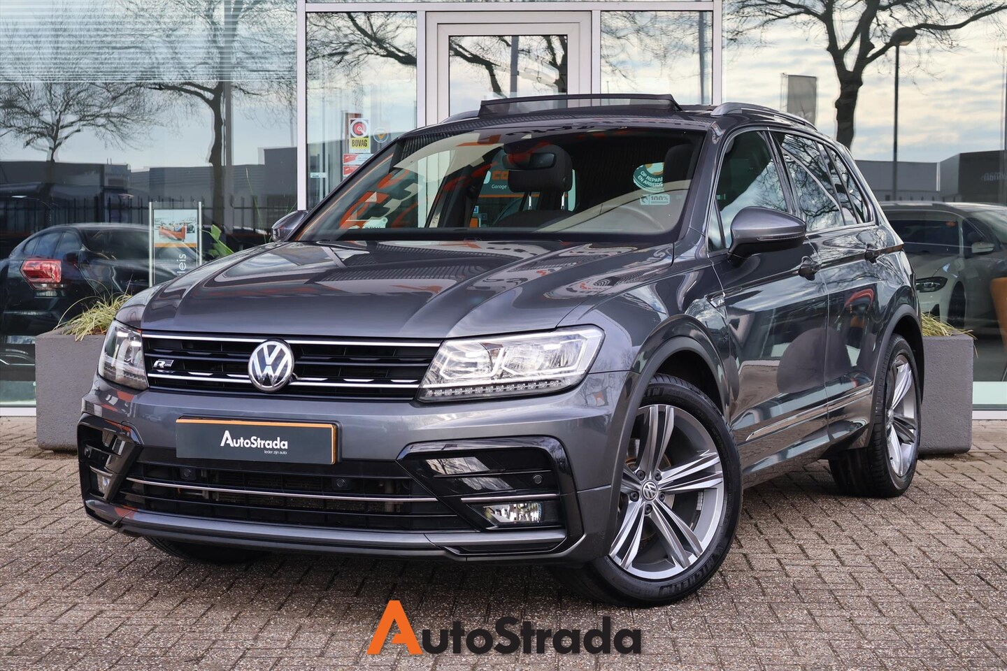 Volkswagen Tiguan - 1.5 R-Line TSI 130pk | ACC | Pano | Trekhaak | Virtual | Navi | Dynaudio - AutoWereld.nl