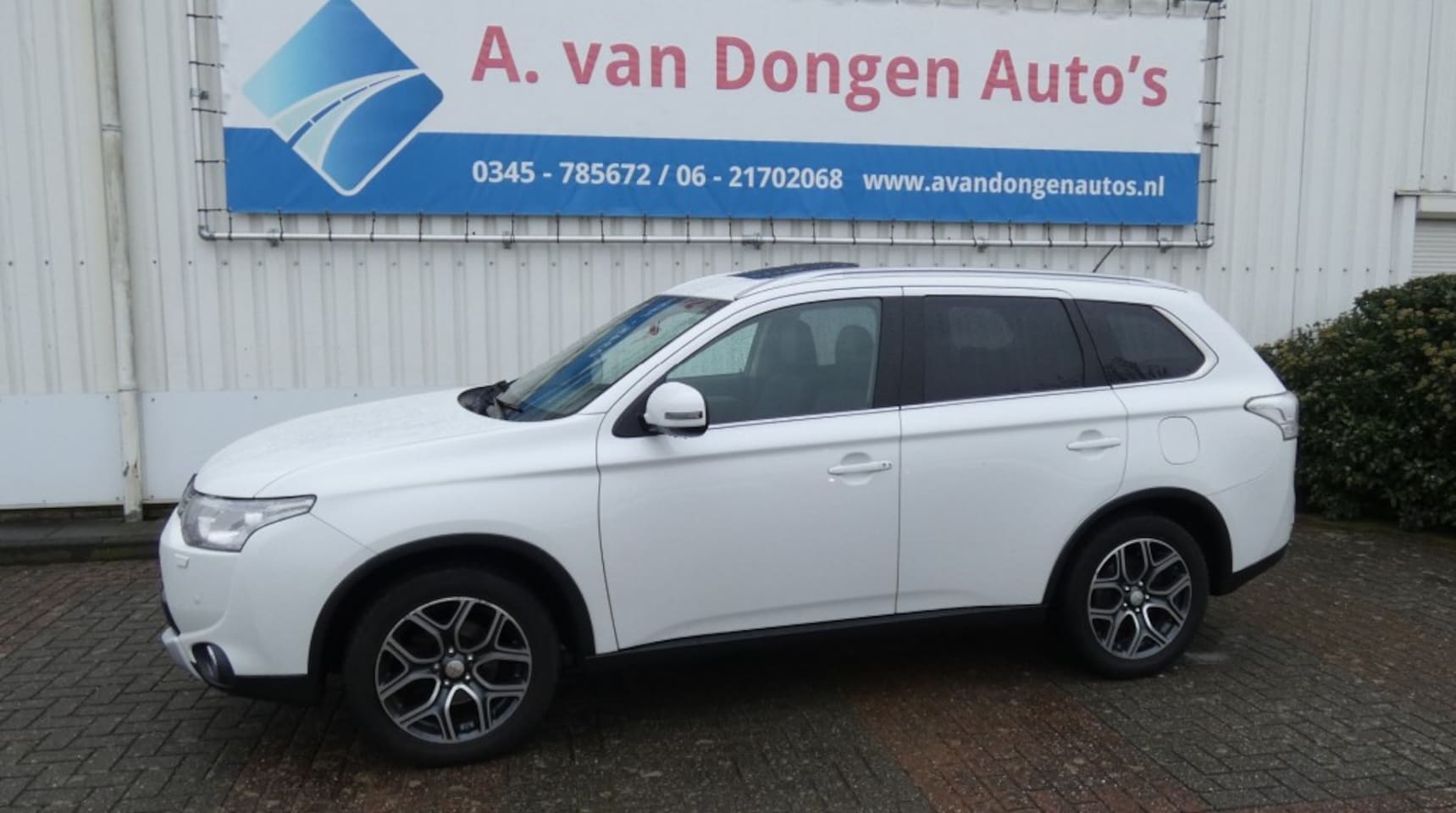 Mitsubishi Outlander - 2.0 PHEV  INSTYLE 4WD,Leer,Navi,Opendak,Camera,Trhaak - AutoWereld.nl