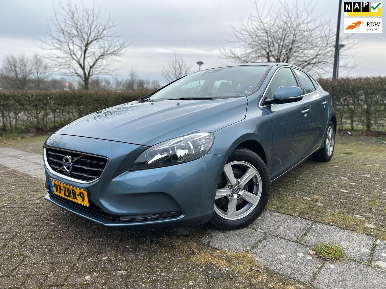 Volvo V40 - 1.6 T3 Momentum CLIMA PANO 1e EIGENAAR DEALER ONDERHOUDEN - AutoWereld.nl