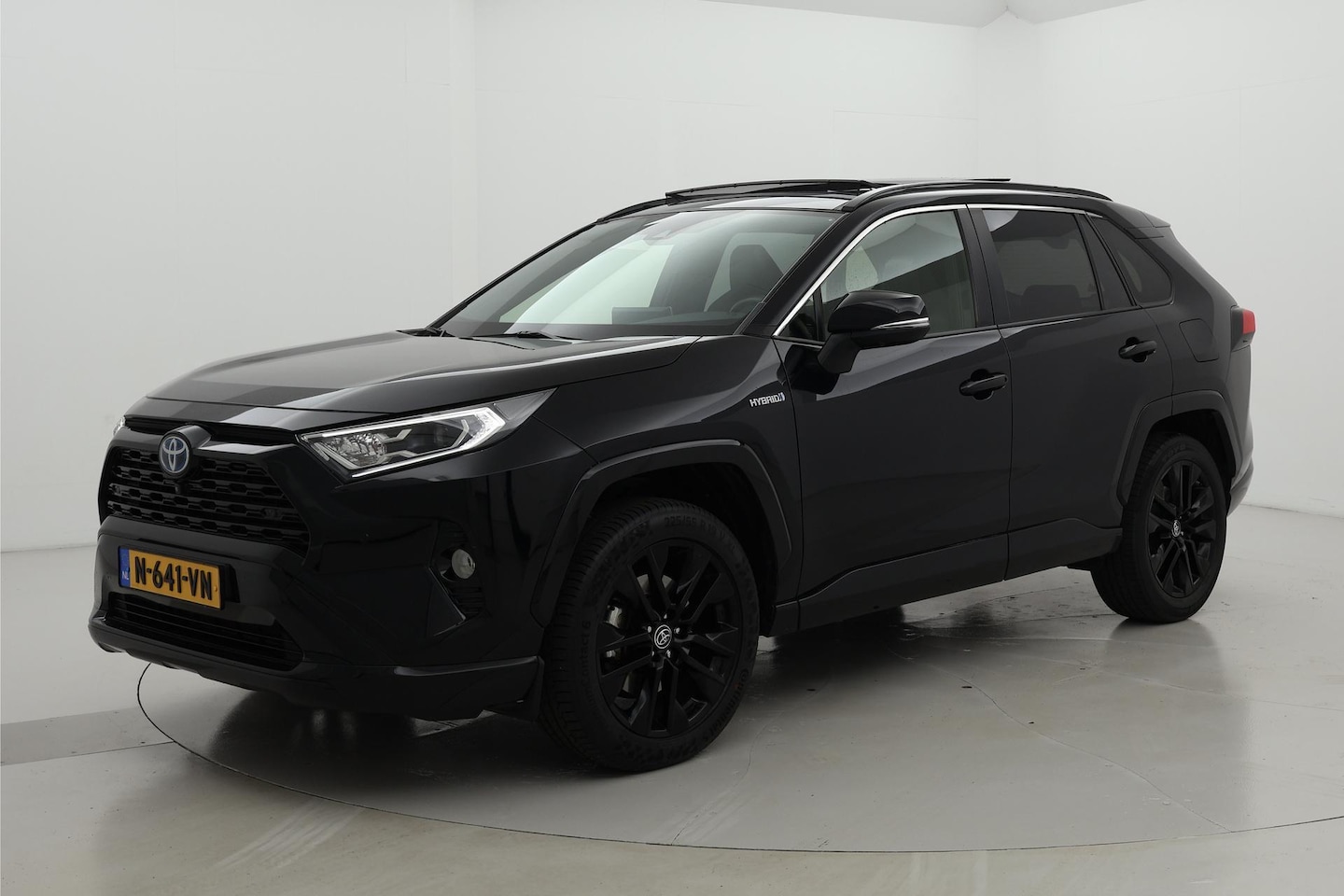 Toyota RAV4 - 2.5 Hybrid AWD Black Edition Panoramadak Dodehoek - AutoWereld.nl