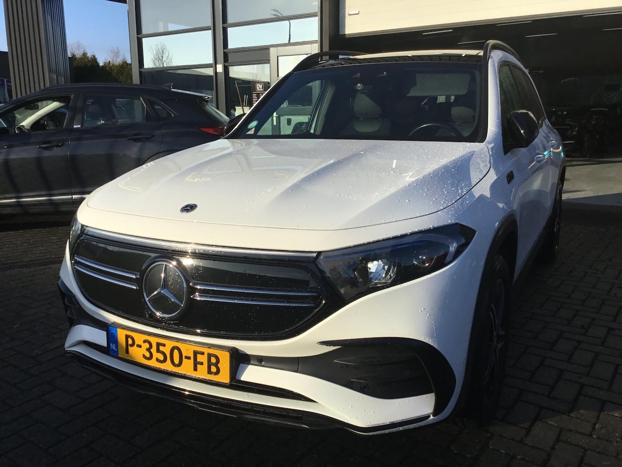 Mercedes-Benz EQB - 300 4MATIC AMG Line 7p. 67 kWh 300 4MATIC AMG Line 7p. 67 kWh - AutoWereld.nl