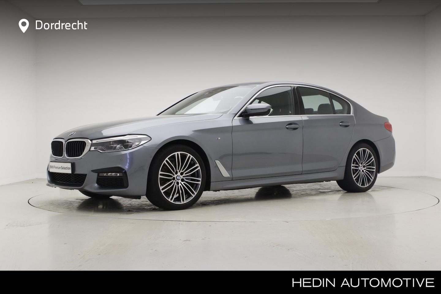 BMW 5-serie - 520i M-Sport | High Exe | 19" | Lederen Dashboard | Comfortzetels | - AutoWereld.nl